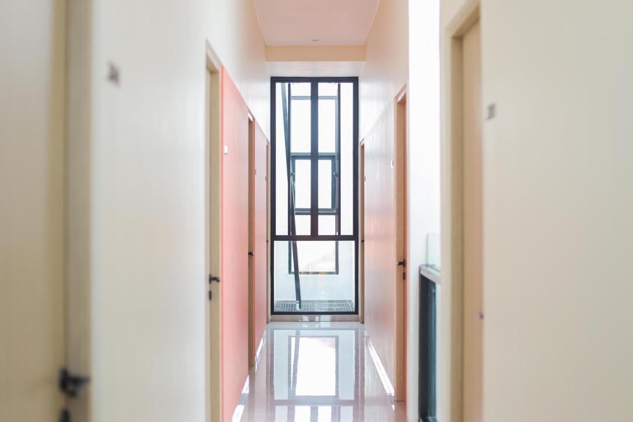 Sans Hotel Clover Ace Surabaya By Reddoorz Exterior photo