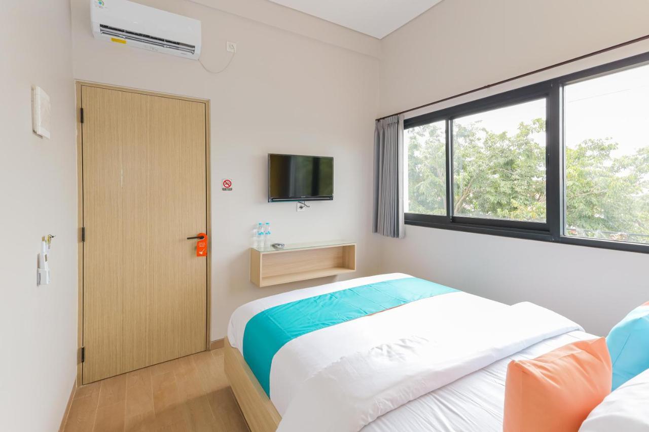 Sans Hotel Clover Ace Surabaya By Reddoorz Exterior photo